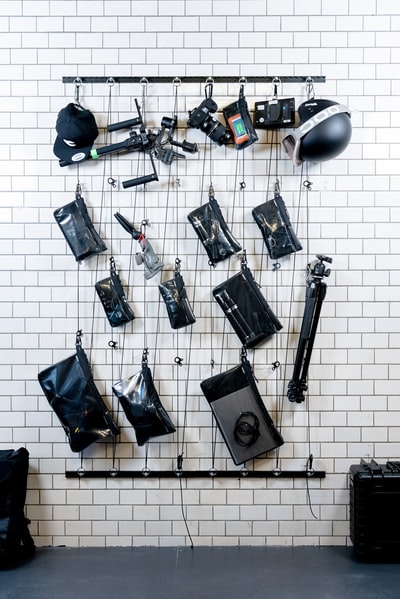 黑色皮革两褶的钱包和黑色皮革钱包
